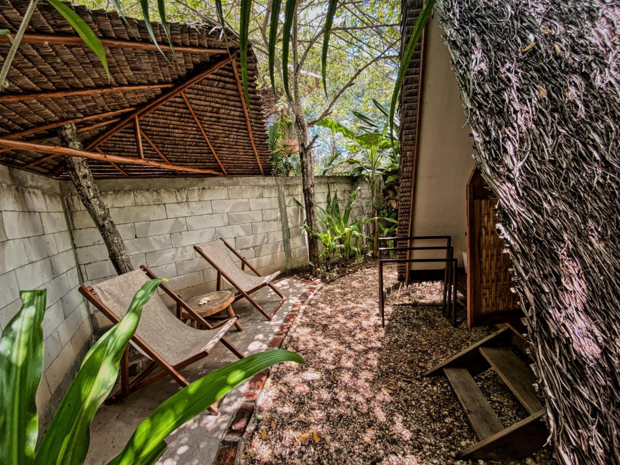 Basa-Basi Lodge Karimunjawa-Inseln Exterior foto