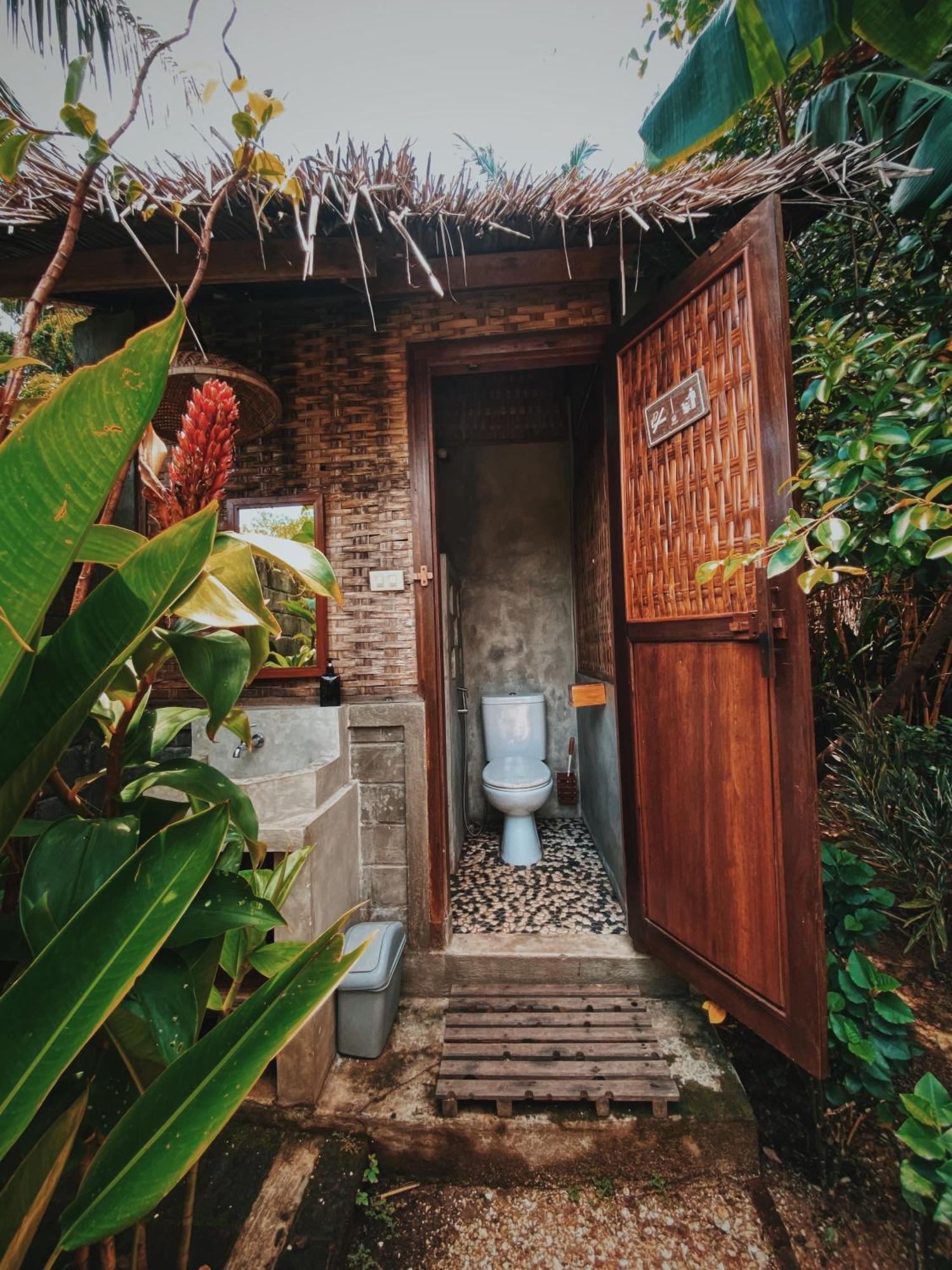 Basa-Basi Lodge Karimunjawa-Inseln Exterior foto
