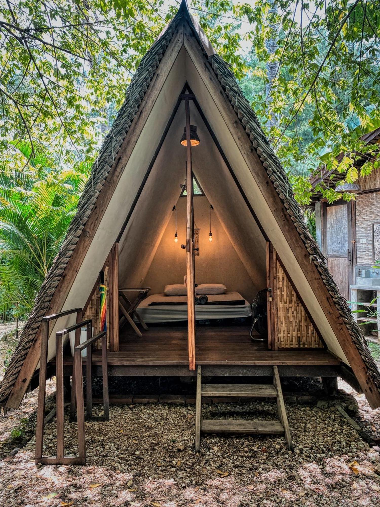 Basa-Basi Lodge Karimunjawa-Inseln Exterior foto