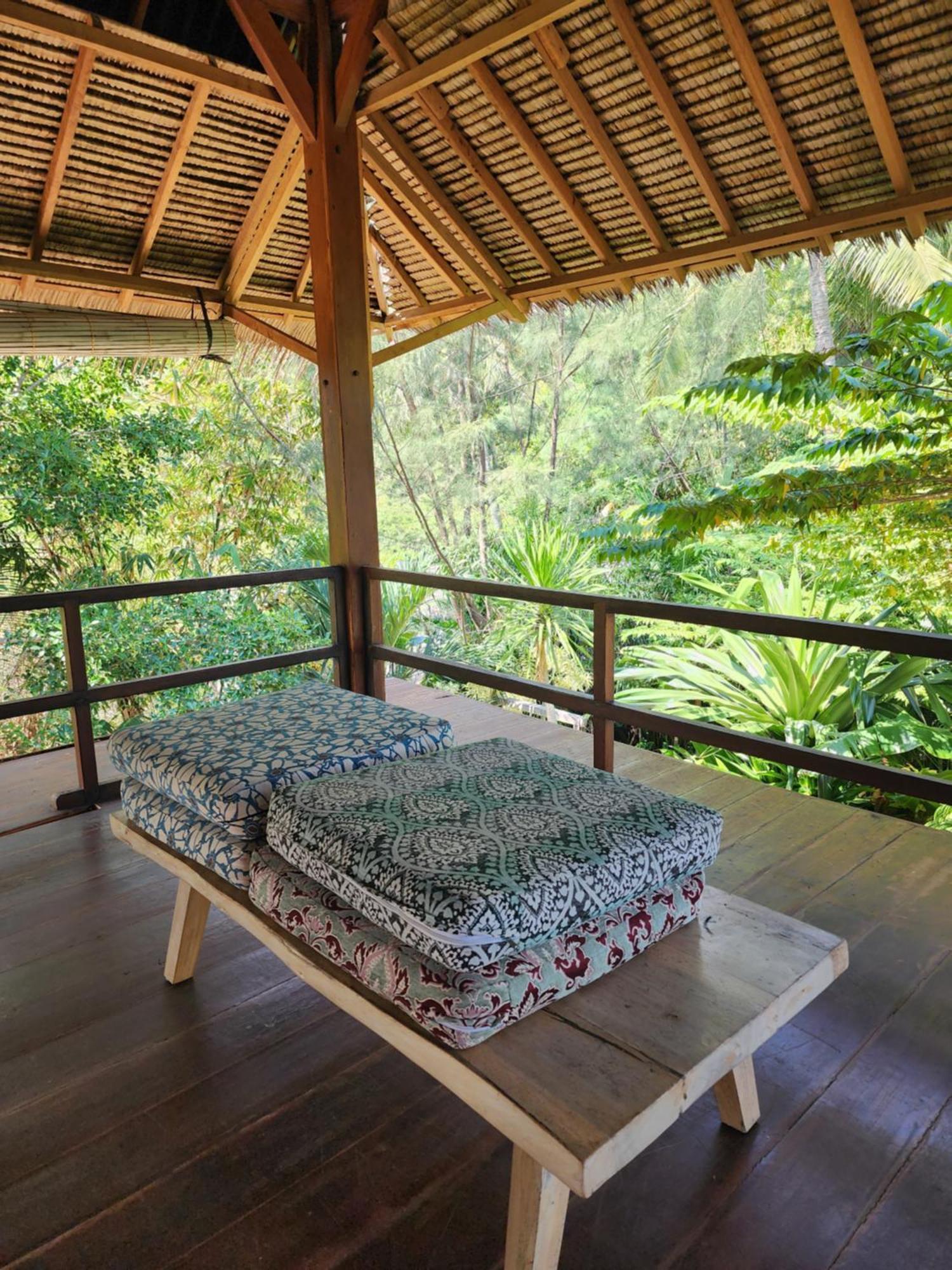 Basa-Basi Lodge Karimunjawa-Inseln Exterior foto